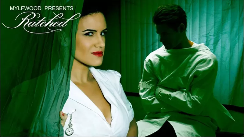 Жас жігіттің жасы үлкен әйелді сиқыған суреті