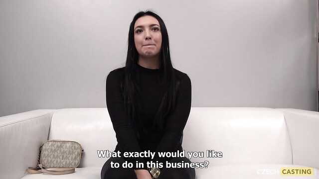 Мен бұл видеода өзімнің кискамды үлкен планда көрсетемін. Жалаңаш Пирет Мянгел суреті